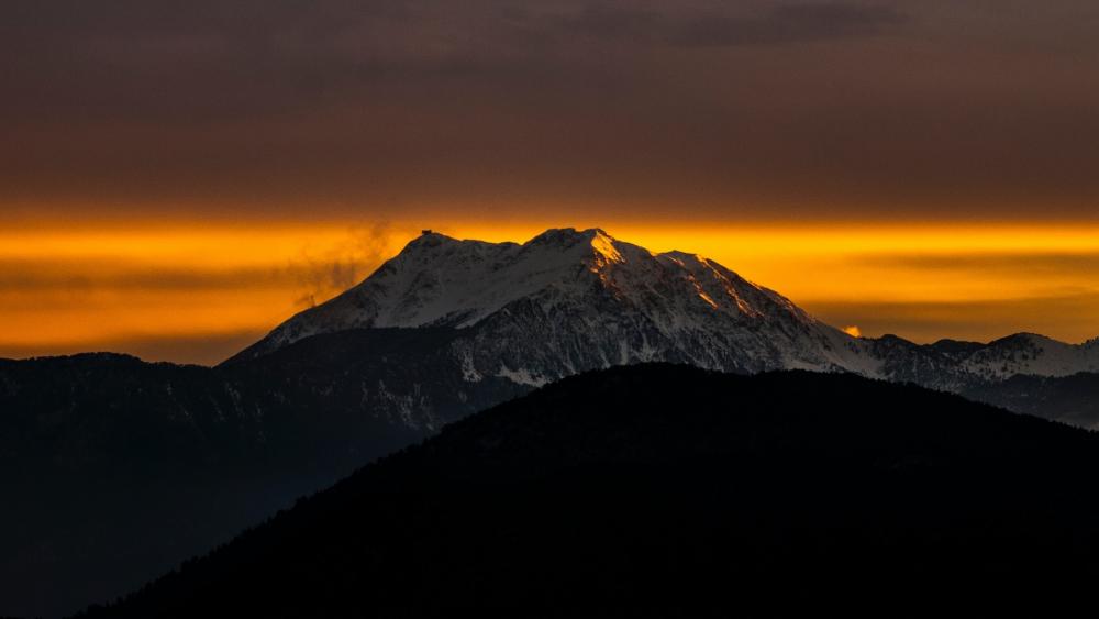 Majestic Sunset Over Snowy Peaks wallpaper
