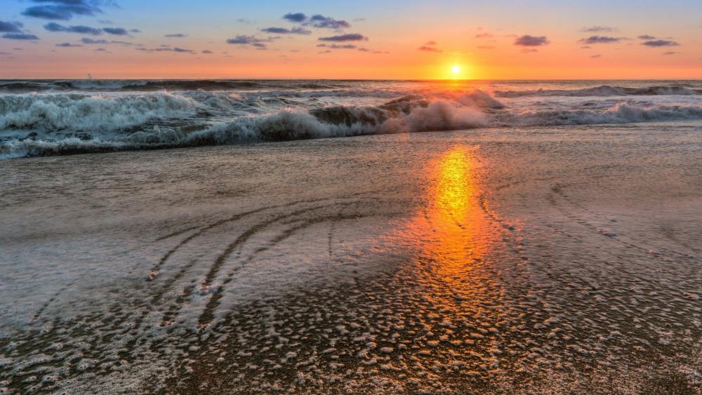Serene Sunset Over Ocean Waves wallpaper