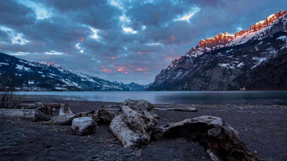 Tranquil Mountain Sunset Over Serene Lake wallpaper