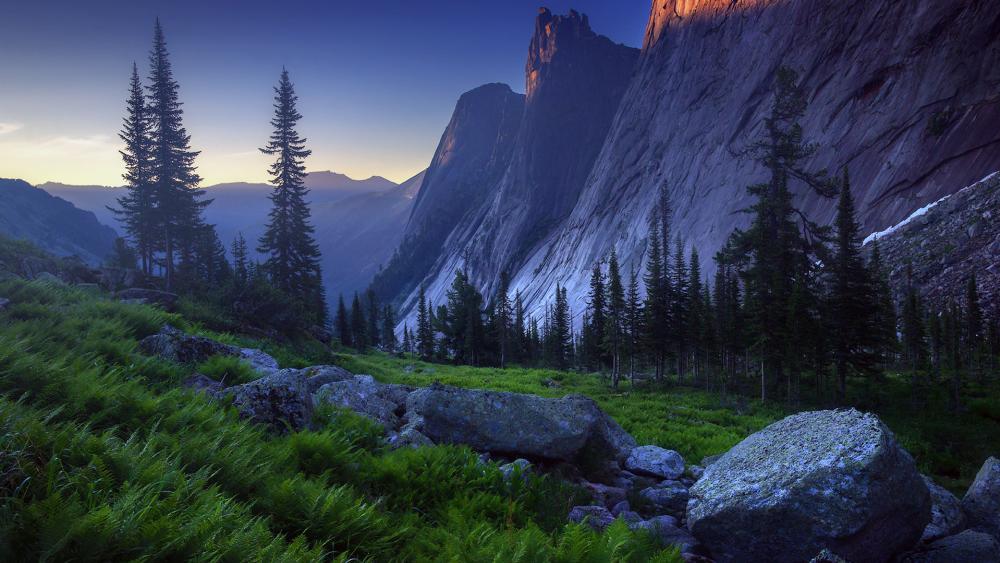 Majestic Mountain Serenity in Twilight Glow wallpaper