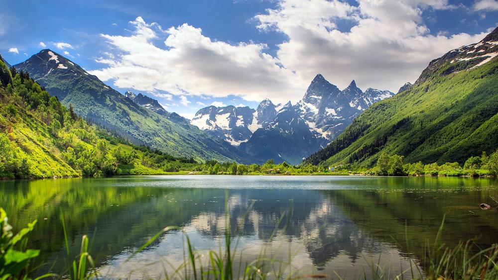 Breathtaking Mountain Reflections in Tranquil Lake Scene wallpaper