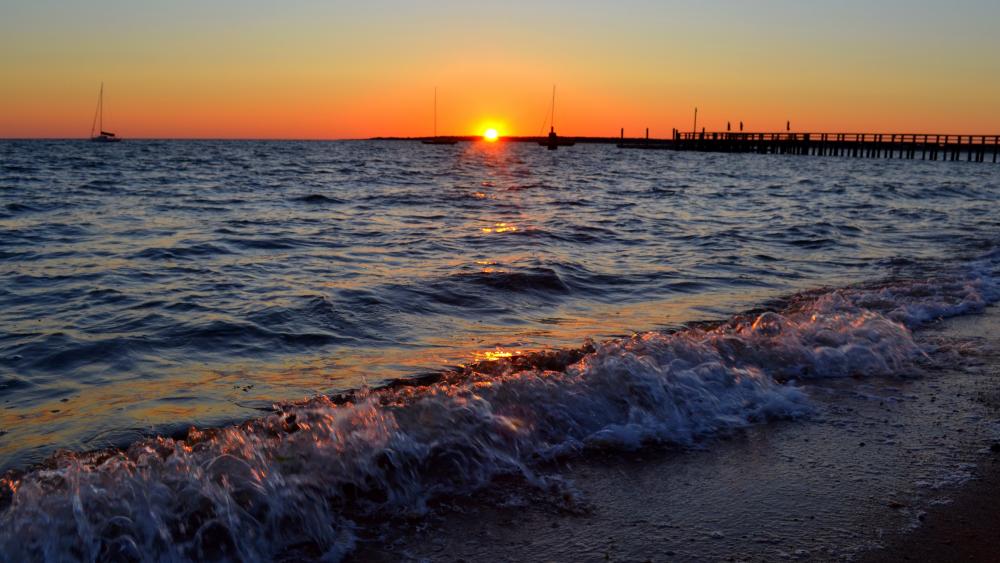 Serene Sunset Over Tranquil Waters wallpaper