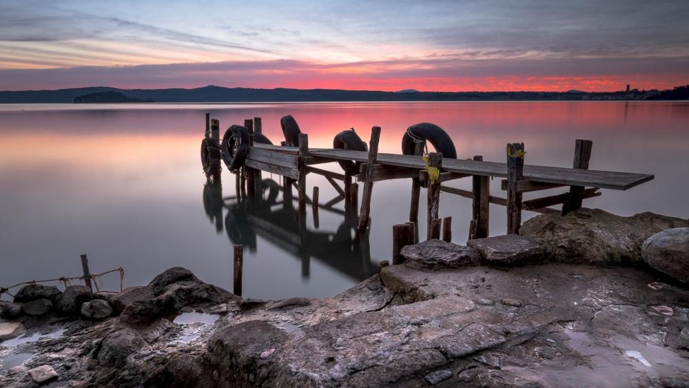 Tranquil Sunset Over a Serene Docking Pier wallpaper
