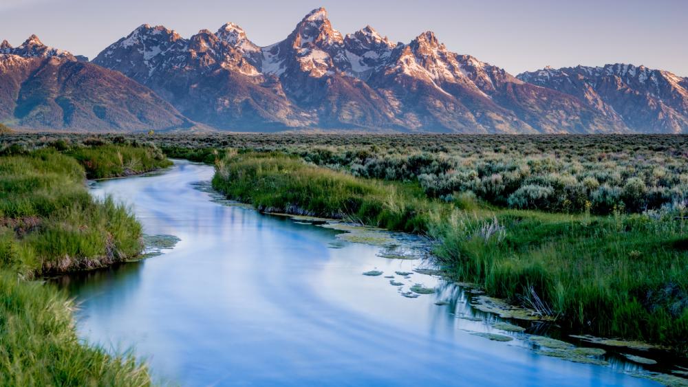 Majestic Mountain Reflection in Serene Waters wallpaper