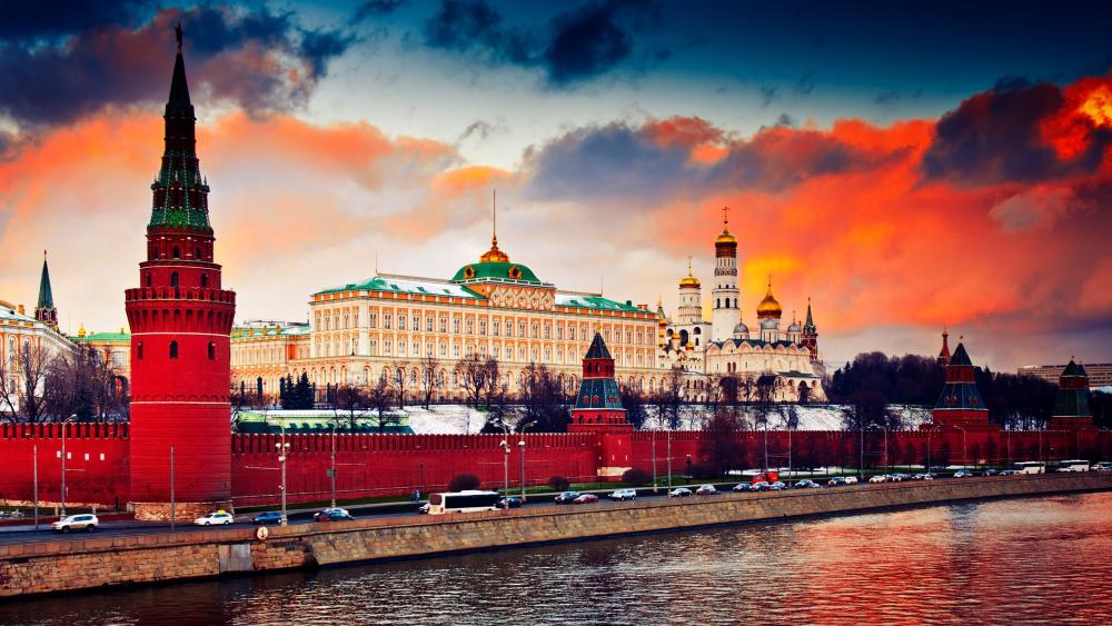 Vibrant Sunset Over the Kremlin wallpaper