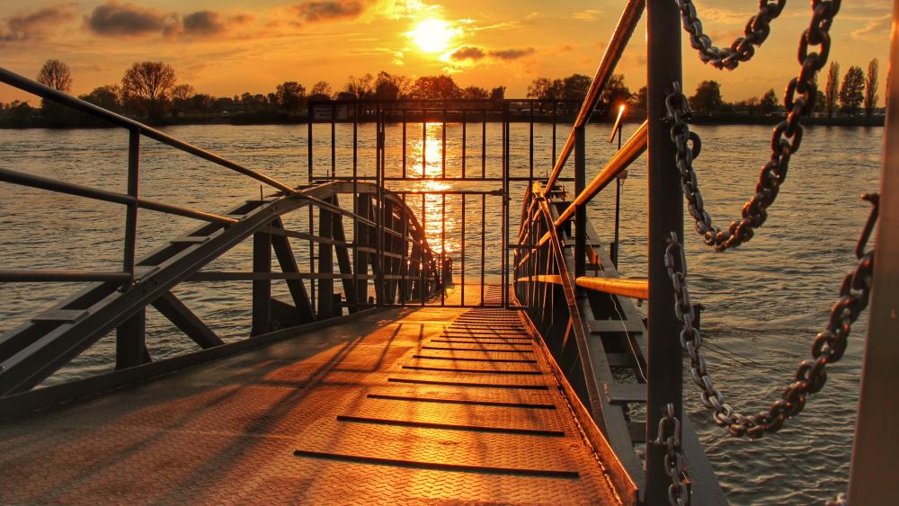 Tranquil Sunset Over Serene Waters wallpaper