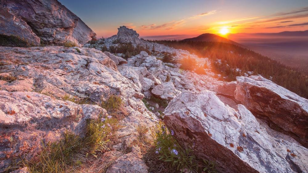 Majestic Mountain Sunset wallpaper