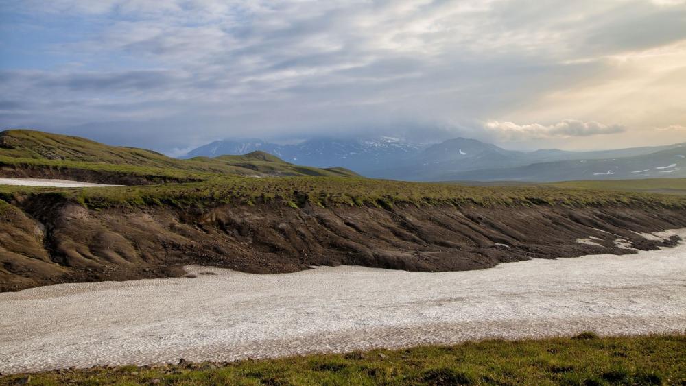 Majestic Icelandic Landscape Featuring Glacial Plains wallpaper