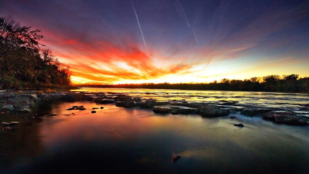 Breathtaking Sunset Over Serene Waters wallpaper