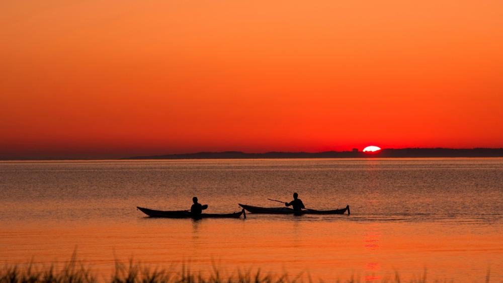 Serene Sunset Over Calm Waters wallpaper