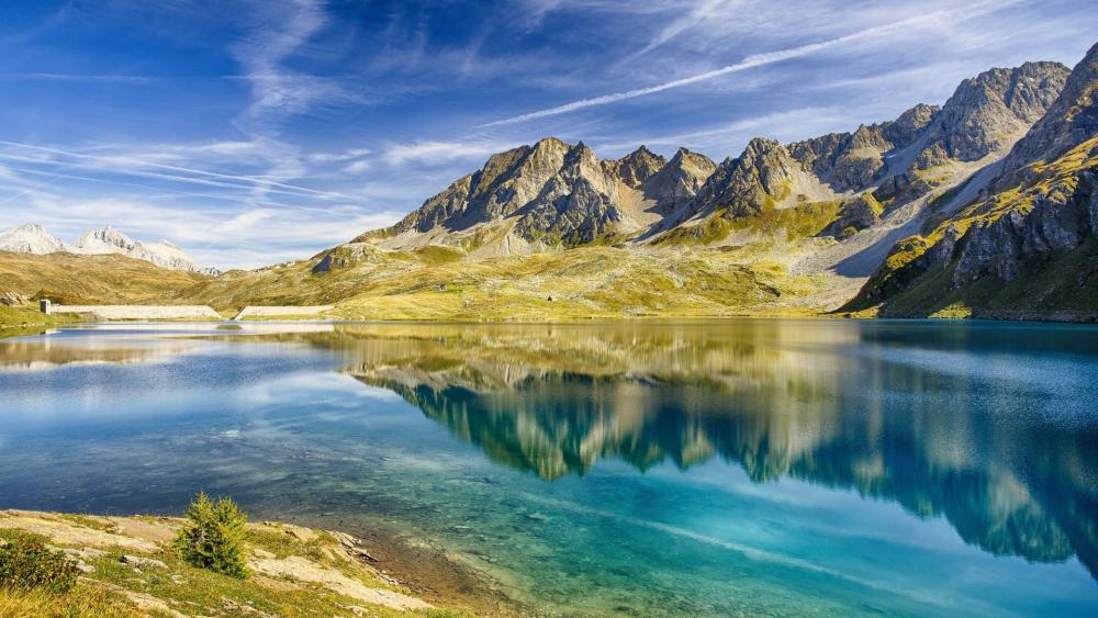 Majestic Mountain Reflections on Tranquil Waters wallpaper
