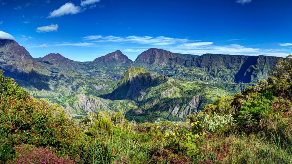 Breathtaking Mountain Landscape in Vibrant Colors wallpaper