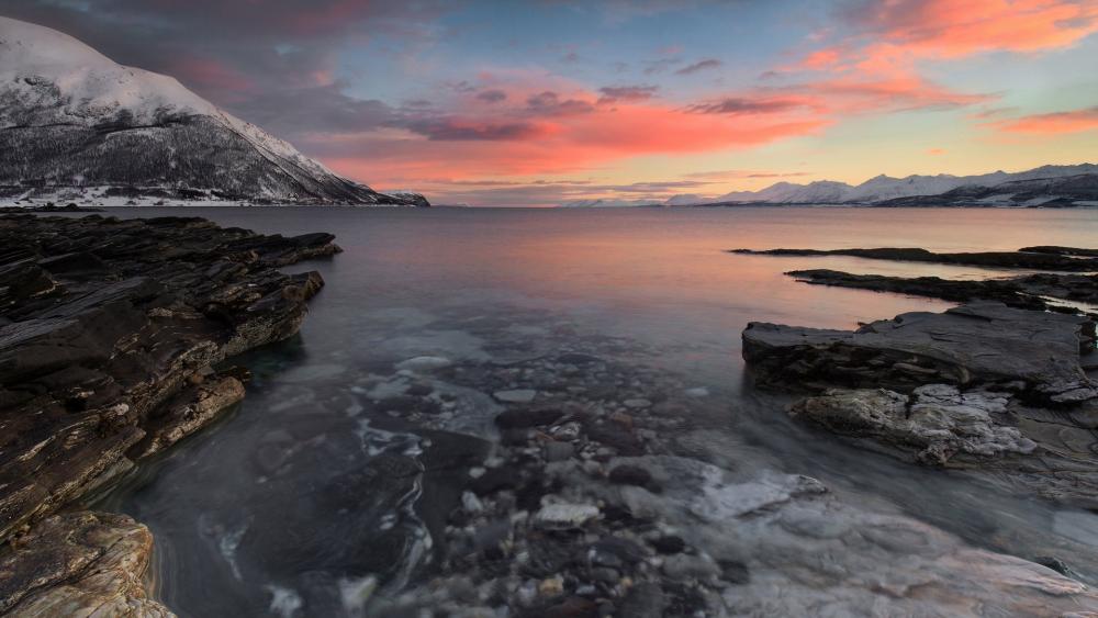 Serene Coastal Sunset Over Tranquil Waters wallpaper