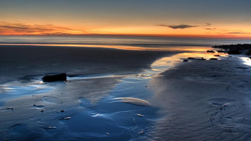 Serene Seascape at Dusk with Gentle Tides wallpaper