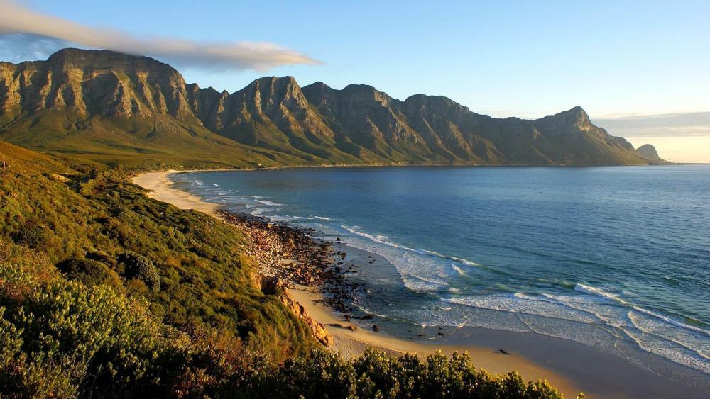 Serene Coastal Escape with Majestic Mountains wallpaper