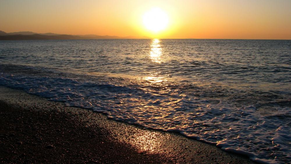 Golden Sunset Over Tranquil Waves wallpaper
