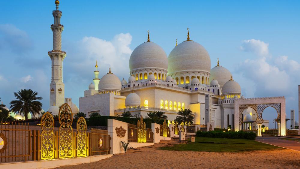 Majestic Mosque Under Cloudy Sky in Abu Dhabi wallpaper