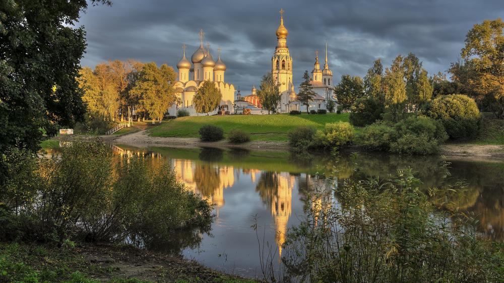 Serene Reflections of Nature and Architecture wallpaper
