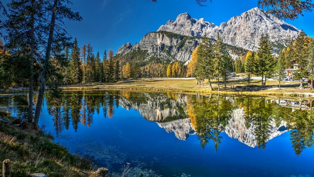 Majestic Mountains Reflected in Tranquil Waters wallpaper