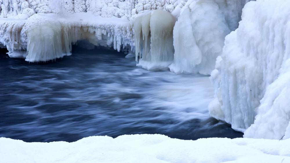 Frozen Serenity in Icy Waters wallpaper