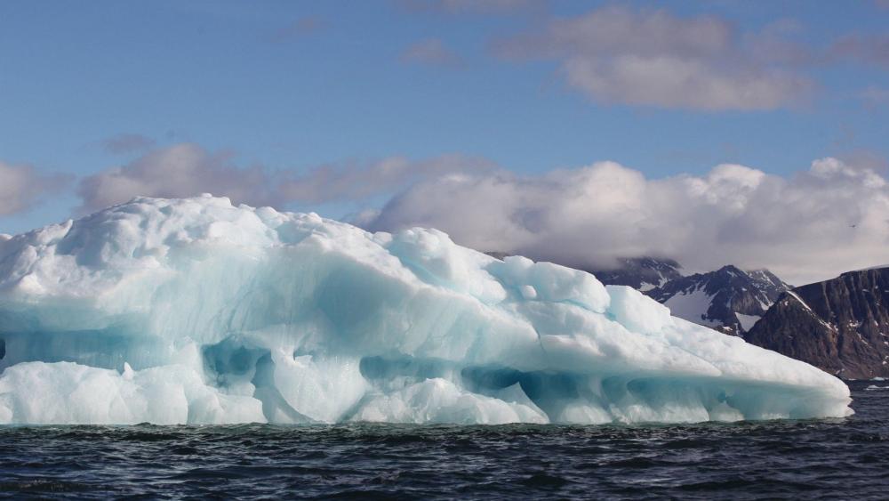 Majestic Iceberg Serenity in Nature wallpaper