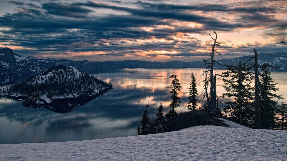 Serene Sunset Over Crater Lake Reflection wallpaper