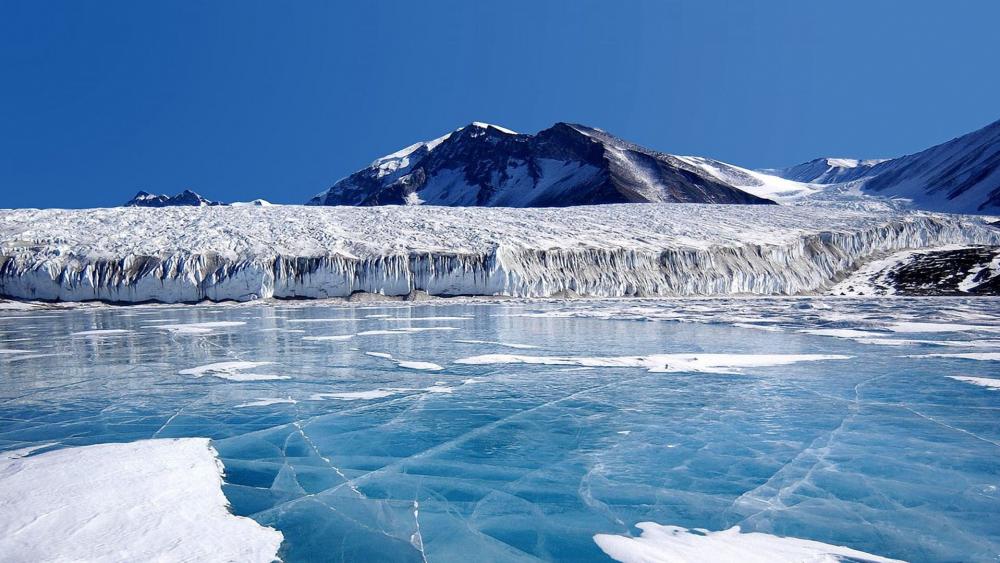 Majestic Glacial Serenity wallpaper