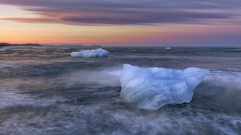 Serene Iceberg at Dusk on Tranquil Waters wallpaper