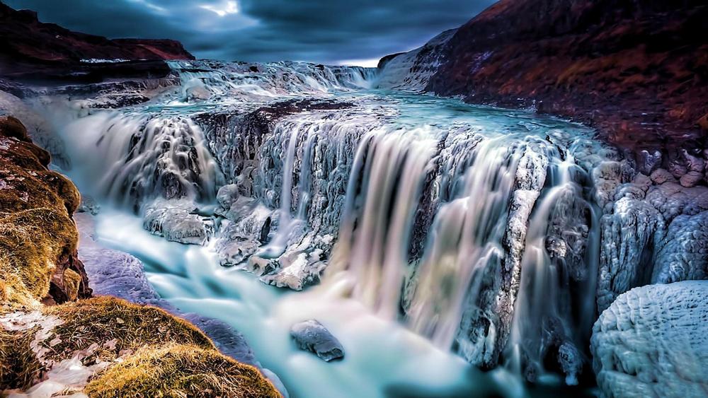 Majestic Waterfall Captured in Serene Motion wallpaper