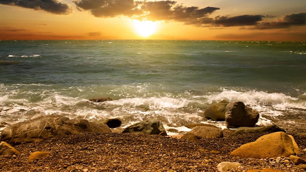 Serene Sunset Over Ocean Waves wallpaper