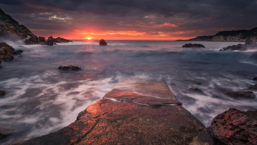Serenity at Sunset Over the Ocean Waves wallpaper
