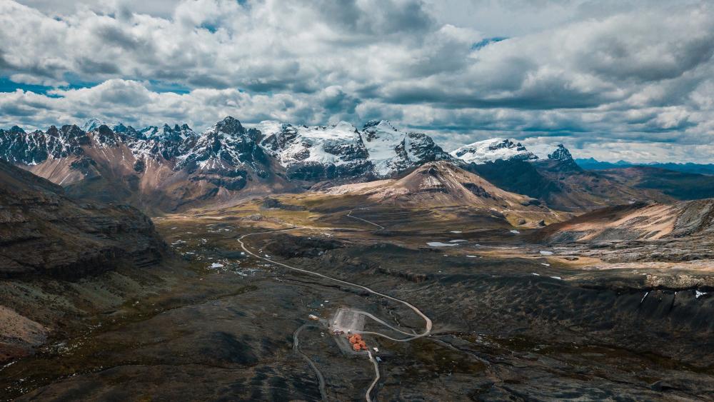 Majestic Mountain Landscape in Stunning Detail wallpaper