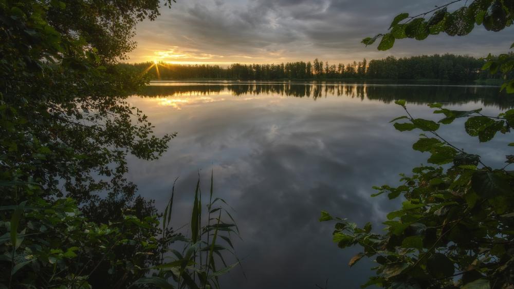 Tranquil Sunset Over a Serene Lake Scene wallpaper