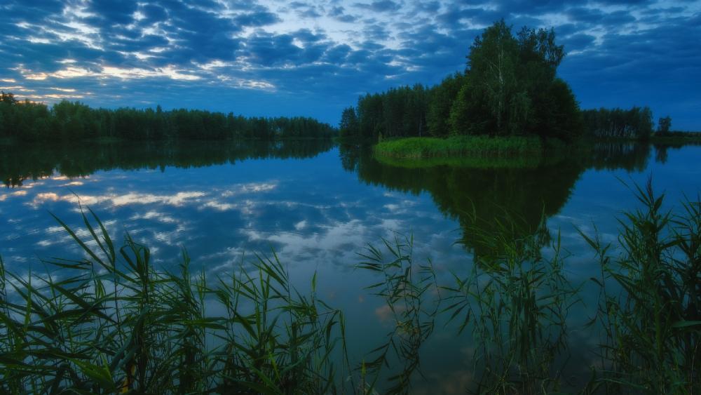 Serene Twilight Reflections in Nature's Embrace wallpaper