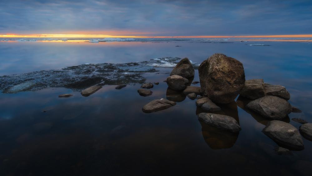 Serene Twilight Over Calm Waters wallpaper