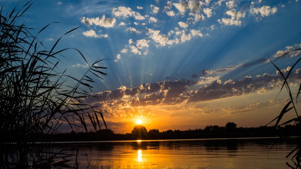 Breathtaking Sunset Over Tranquil Waters wallpaper