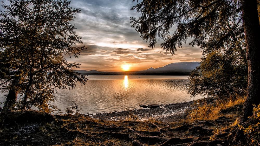 Serene Sunset Over Tranquil Lake wallpaper