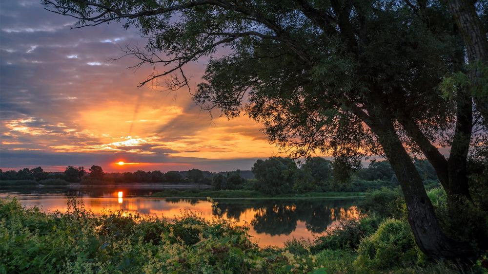 Tranquil Sunset Over Serene Waters wallpaper