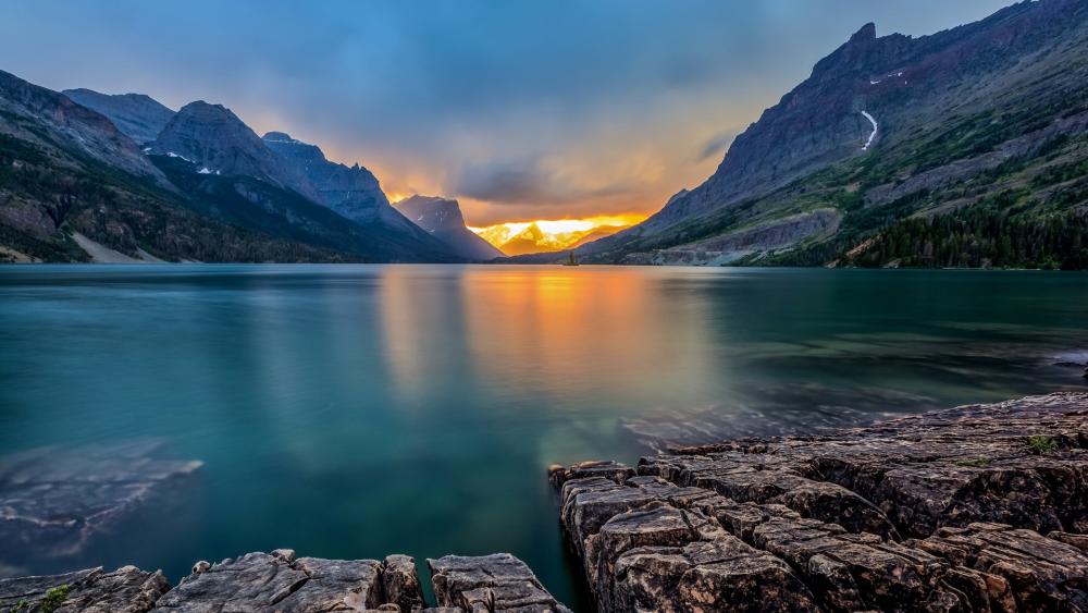 Serene Twilight Over Glacier Lake wallpaper
