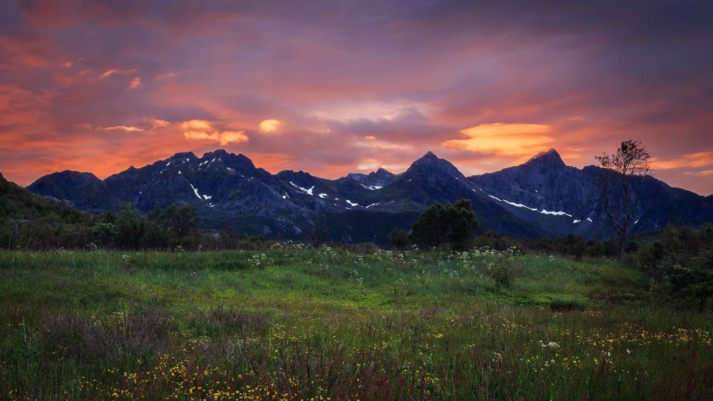 Majestic Mountains Under a Vibrant Sunset wallpaper