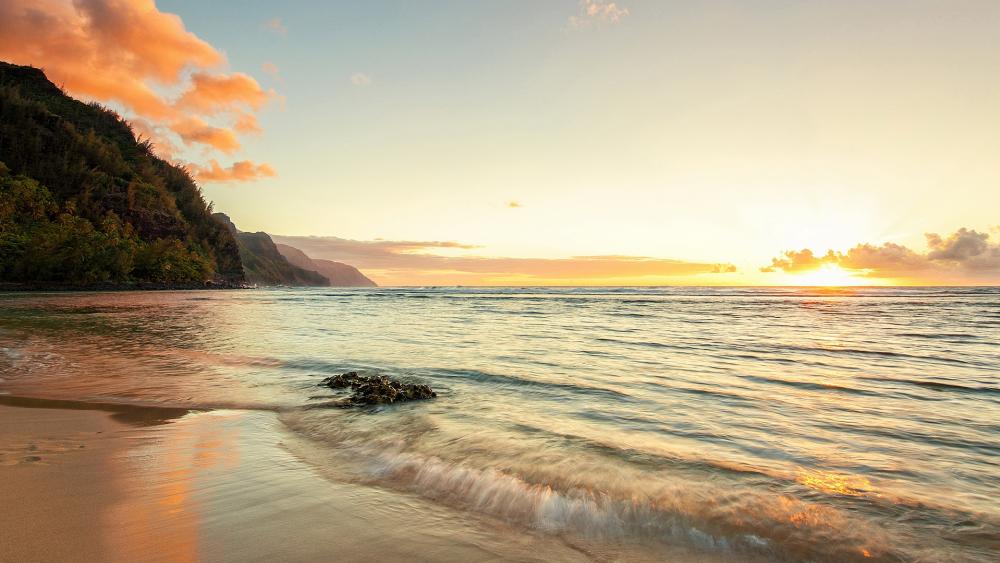 Serene Sunset Over Tranquil Waters wallpaper