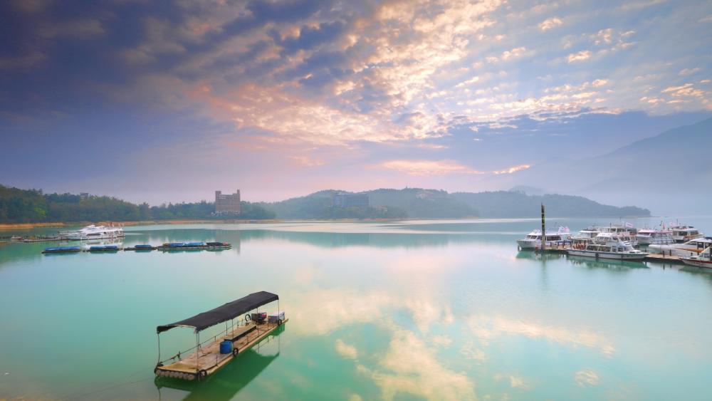 Serene Lakeside Reflection at Dawn wallpaper