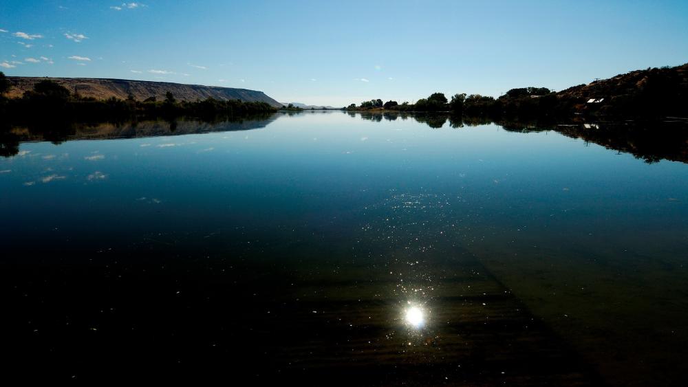 Tranquil Lake Reflections in a Clear Sky wallpaper
