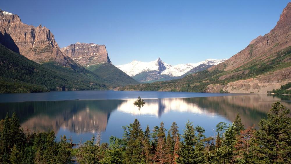 Serene Mountain Lake Reflection in Nature's Embrace wallpaper