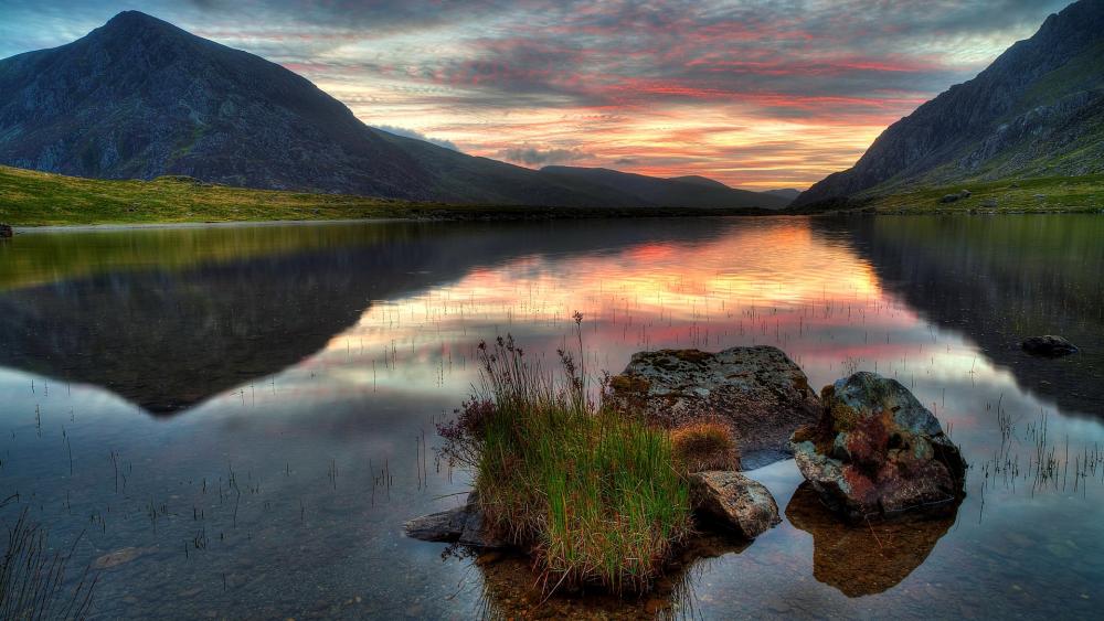 Tranquil Sunrise Over Serene Lake and Mountains wallpaper