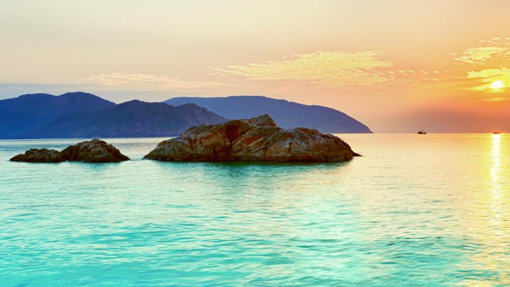 Serene Sunset Over Tranquil Waters wallpaper