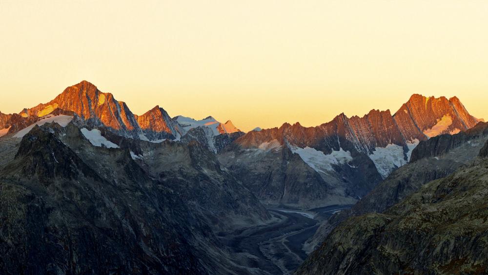 Majestic Sunrise Over Mountain Peaks wallpaper