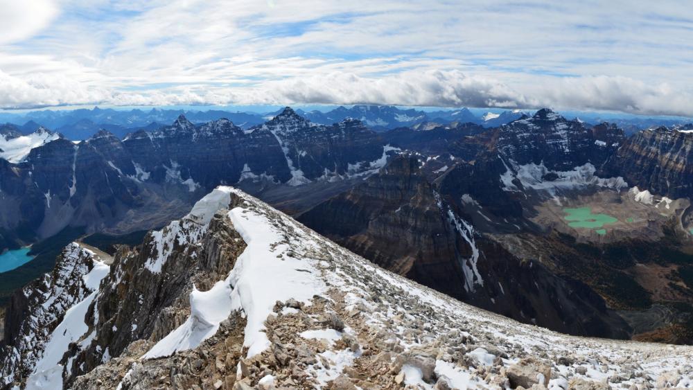 Breathtaking Mountain Summit Viewpoint in Nature's Splendor wallpaper