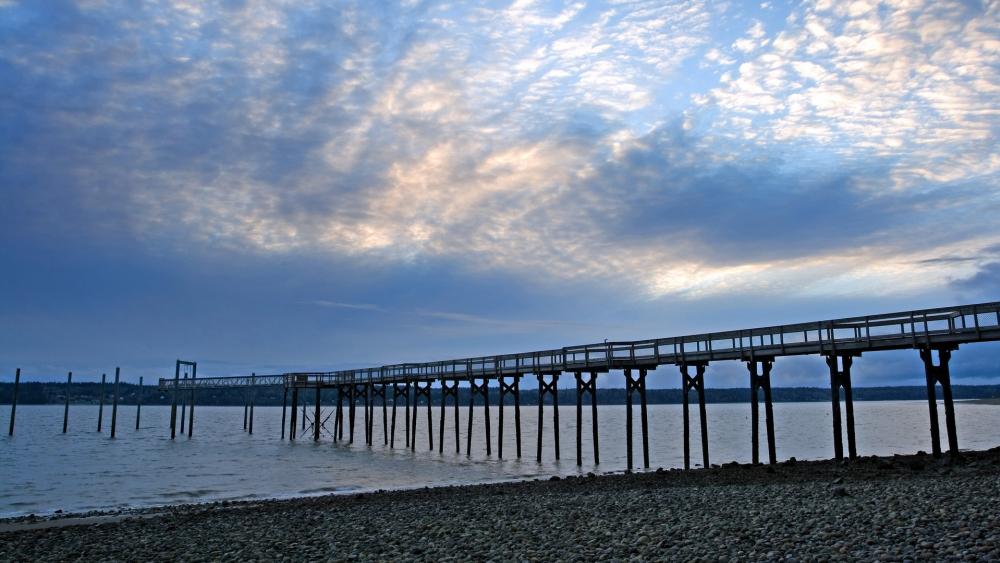 Tranquil Waters and Serene Skies Amidst Nature's Beauty wallpaper