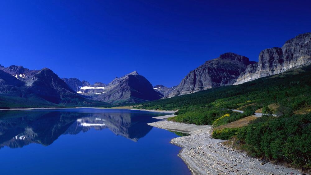 Majestic Mountain Reflection in Serene Lake wallpaper